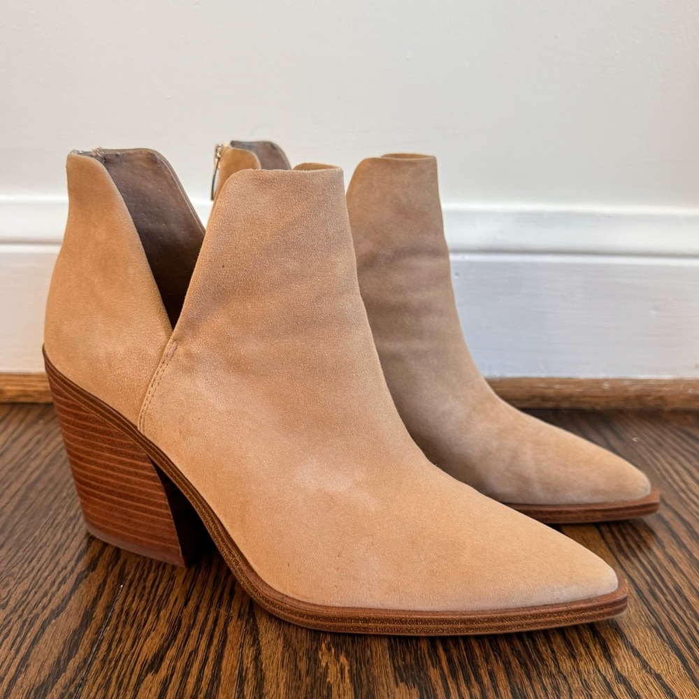 Vince Camuto Gigietta bootie, tortilla suede size 10M